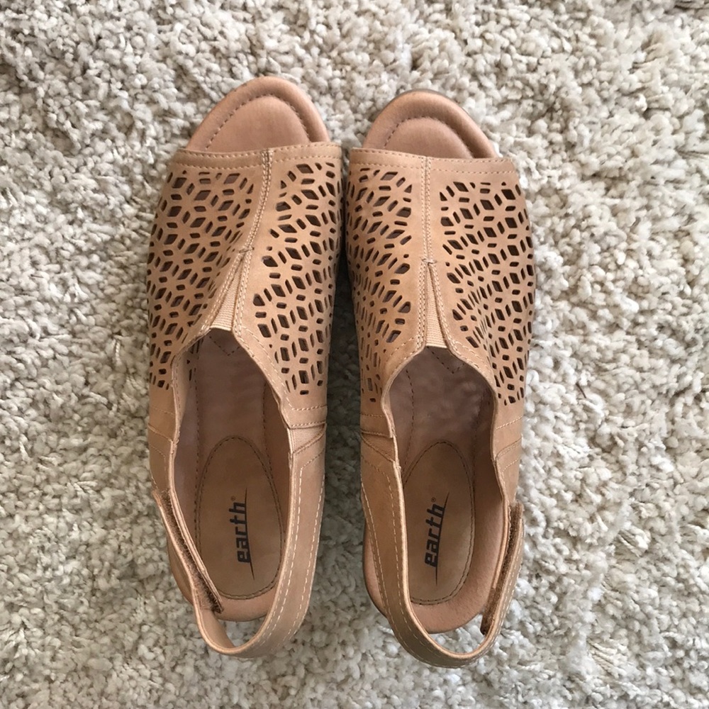 Tan leather Earth sandals